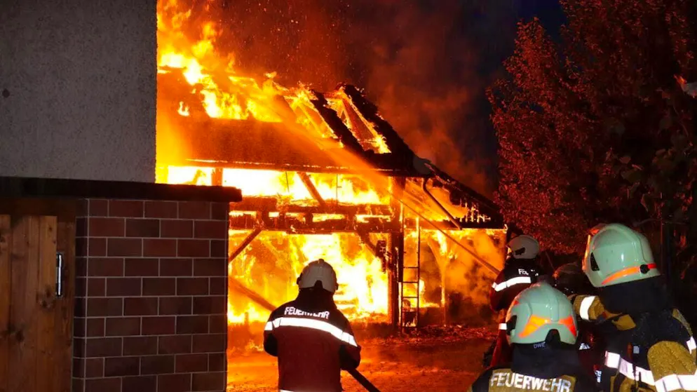 A barn burned down almost completely in Freienstein on Tuesday morning. According to the Zurich cantonal police, there were no injuries.