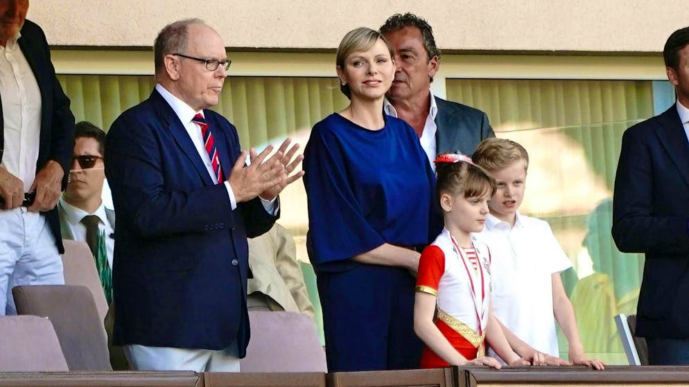 Ecco quanto guadagnano le regine. Loro due sono tra i più ricchi in assoluto: la principessa Charlène e il principe Alberto di Monaco hanno un patrimonio comune di circa un miliardo di franchi.