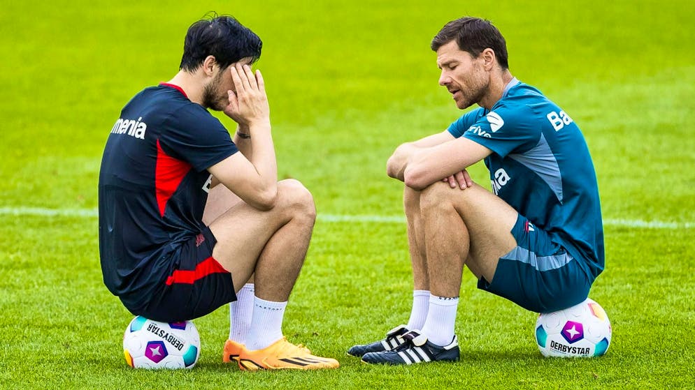 A picture from days gone by: Leverkusen coach Xabi Alonso (right) in conversation with Sardar Azmoun.
