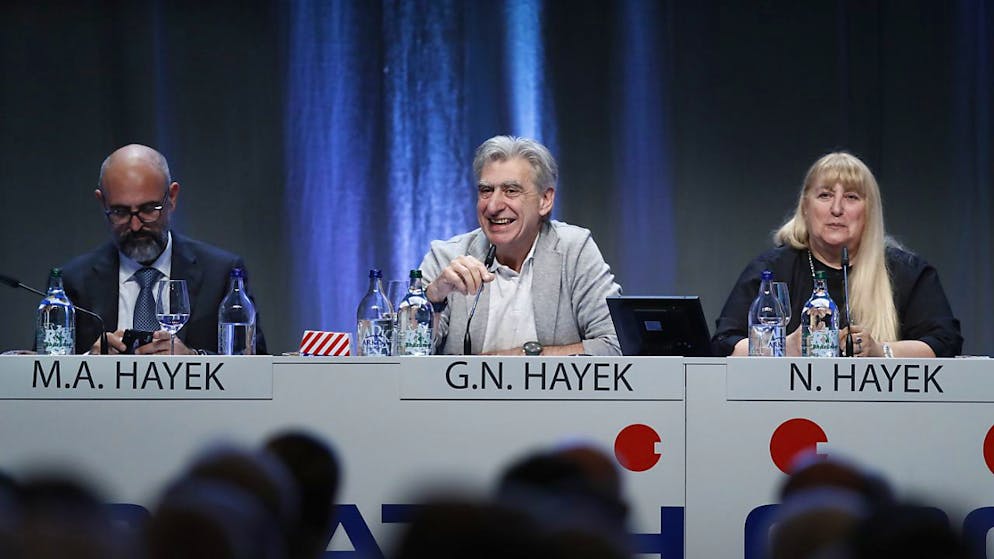 Marc Alexander Hayek, Swatch-CEO Nick Hayek und Nayla Hayek (v.l.) haben sich am Montag nach dem Aktieneinbruch bei Swatch mit Zukäufen über rund 20 Millionen Franken eingedeckt. (Archivbild)