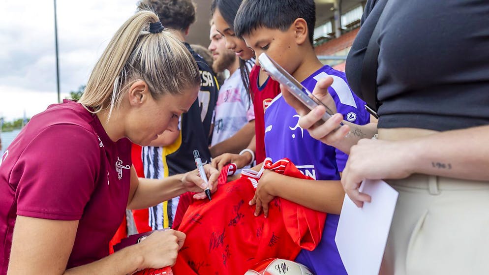 Ana-Maria Crnogorcevic signierte Trikots vor dem Abschluss der EM-Qualifikation