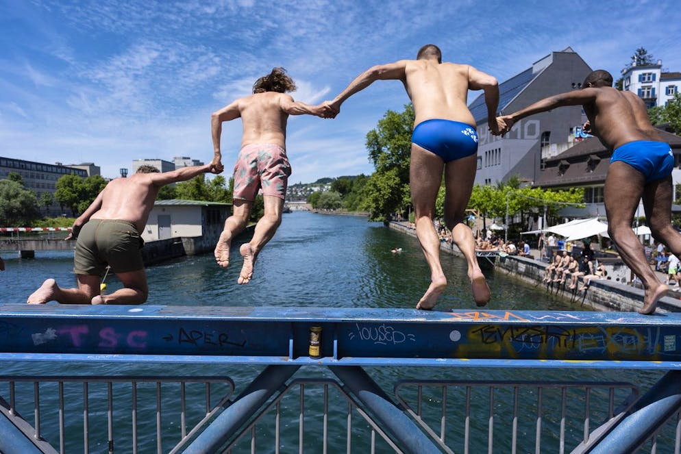 Der Sprung vom Drahtschmidlisteg in die Limmat verspricht eine wohltuende Abkühlung. (KEYSTONE/Gaetan Bally)