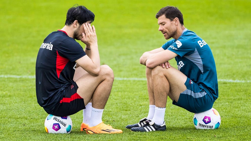 Ein Bild aus vergangenen Tagen: Leverkusen-Coach Xabi Alonso (rechts) im Gespräch mit Sardar Azmoun.