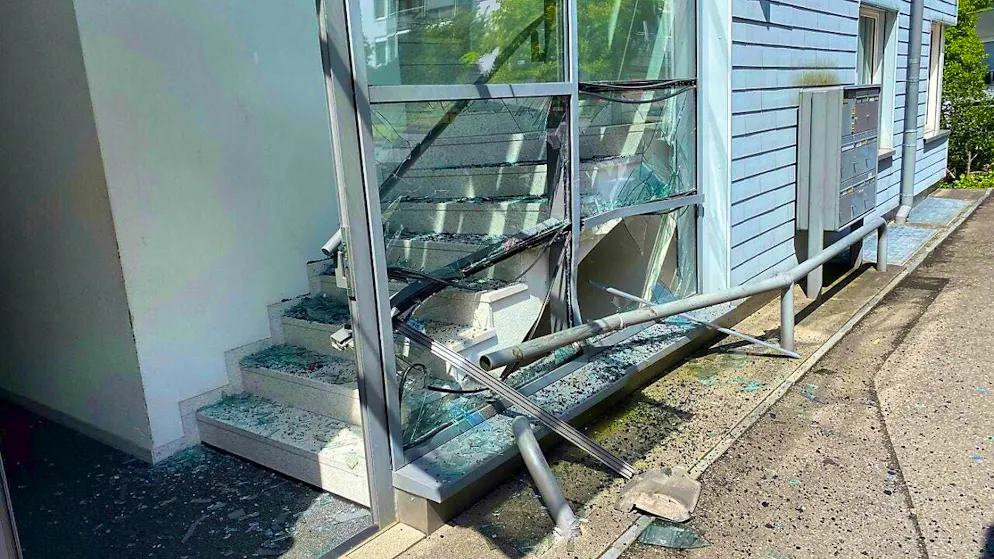 While reversing, a driver crashed into the entrance area of a building in Walchwil ZG.