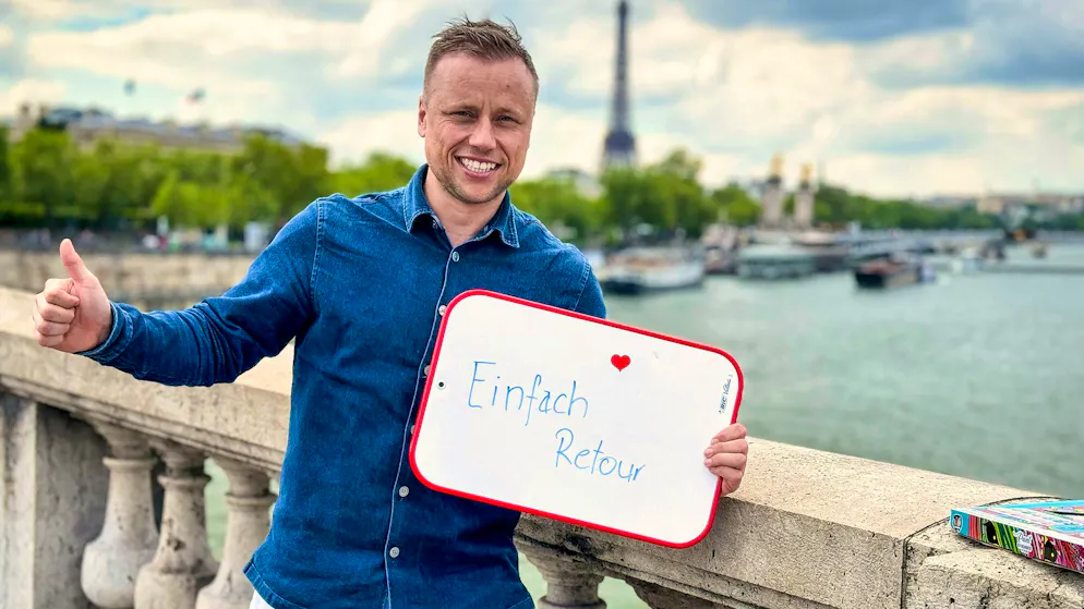 TV presenter Jan Fitze is traveling to various countries for the new SRF summer series "Einfach retour". Here in Paris.