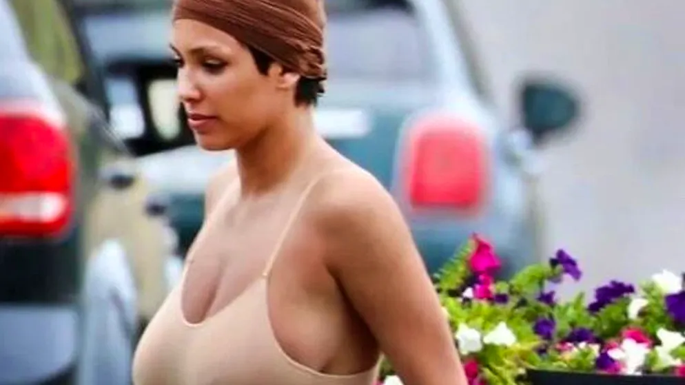 Nota per gli outfit succinti. Bianca Censori gira praticamente nuda per Los Angeles e ora rischia il carcere