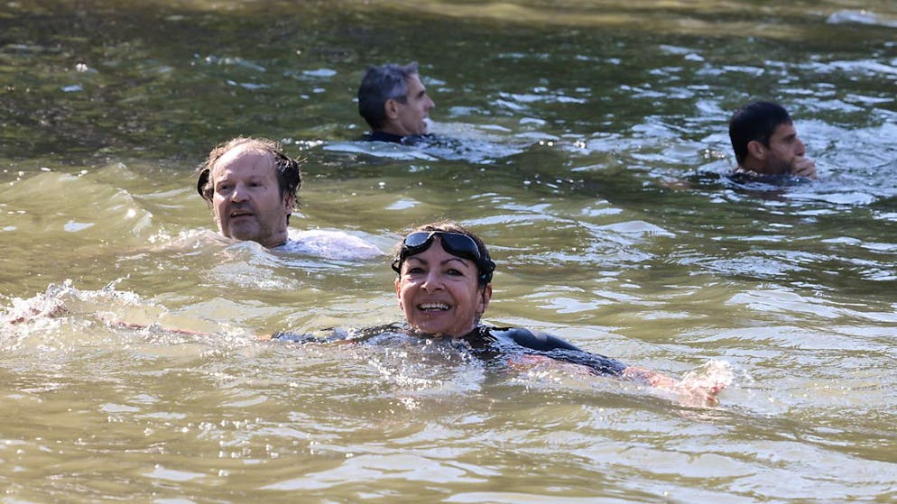 1,4 Milliarden Euro wurden im Grossraum Paris in den vergangenen Jahren zur Verbesserung der Wasserqualität investiert. Im Bild: Die Bürgermeisterin von Paris, Anne Hidalgo, beim Schwimmen in der Seine.