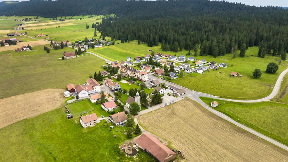 La Chaux-du-Milieu, bucolico villaggio ubicato fra le montagne neocastellane.