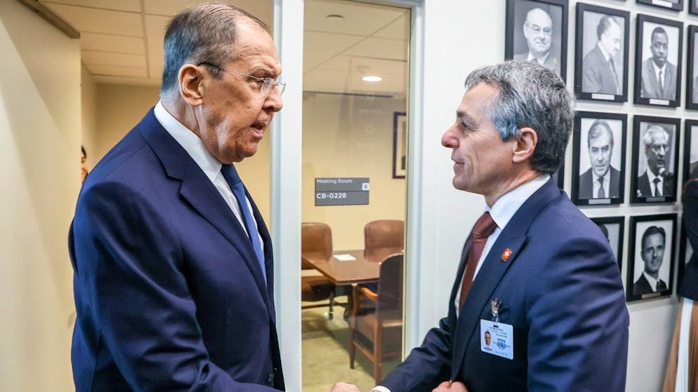 Aussenminister Ignazio Cassis (r.) bei einem Treffen mit seinem russischen Amtskollegen Sergej Lawrow bei der Uno in New York am 23. Februar 2024. 