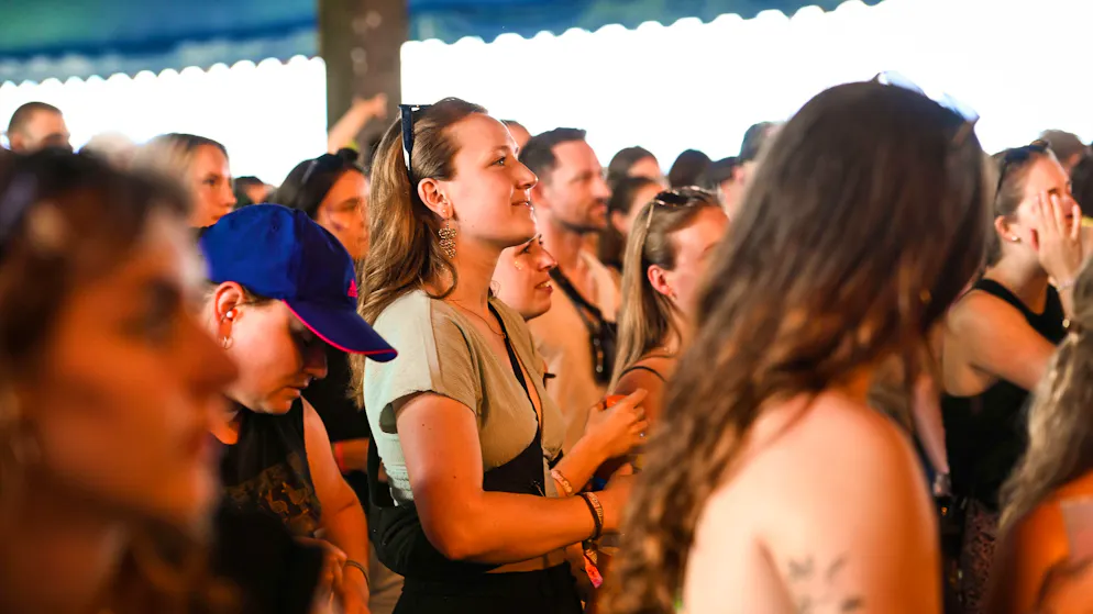 With the beer comes the good mood. The visitors to the SOFFIE concert are also slowly getting into the mood