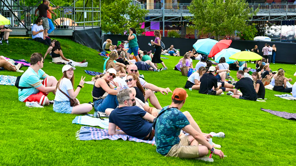 With the beer comes the good mood. Where can you get the best view of the main stage?