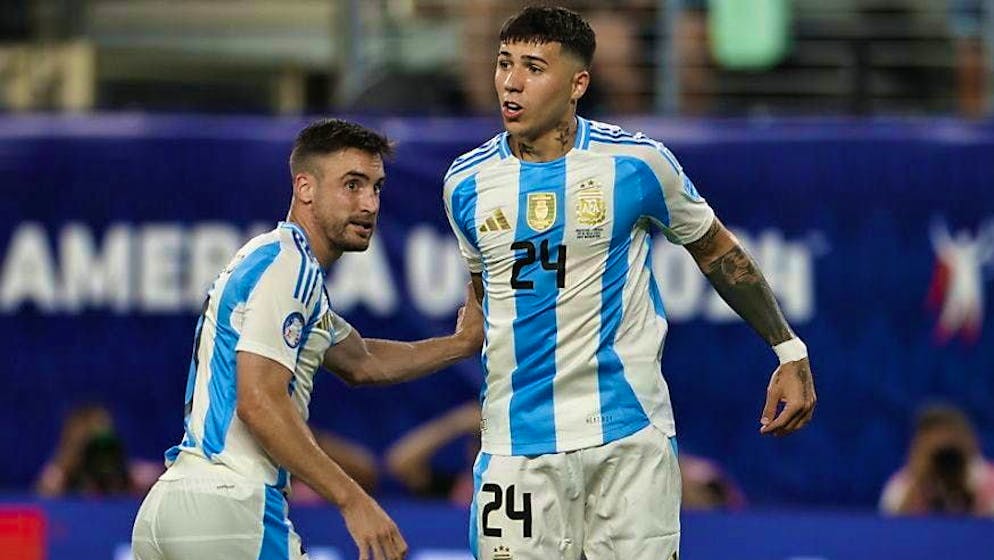 Mostra la sua brutta faccia con i cori razzisti: l'argentino Enzo Fernández (al centro).