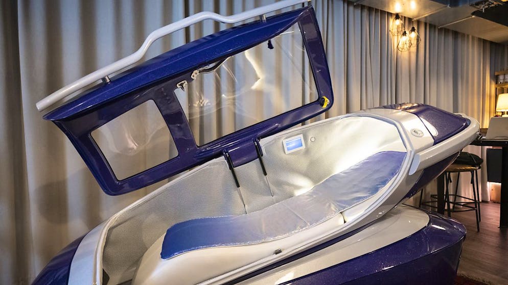 Bild der umstrittenen Suizidkapsel «Sarco»: Der Präsident der Organisation bleibt in U-Haft.