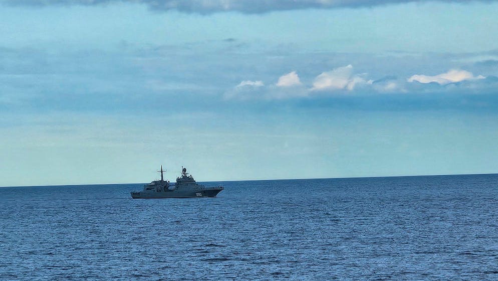 Passagiere auf der dänischen Fähre fotografierten die russische «Admiral Lewtschenko». 