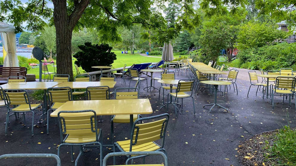 Das leere Restaurant im Strandbad Tiefenbrunnen geht für den Betreiber ins Geld.