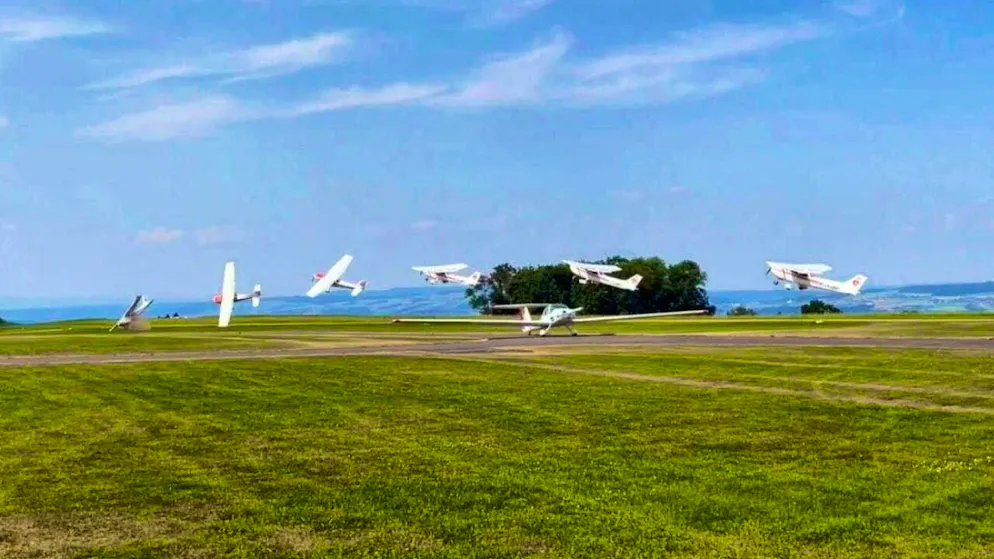 The take-off on grass runway 34 at Buttwil AG airfield did not go according to plan in June 2023: the small aircraft crashed. The image shows selected frames from the video recording of the take-off.