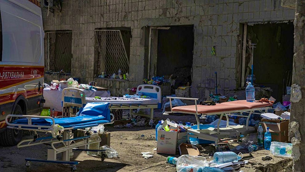 ARCHIVE - Hospital beds stand in front of the children's hospital in Okhmatdyt, which was hit by Russian missiles. Photo: Anton Shtuka/AP/dpa
