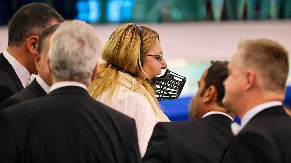dpatopbilder - Diana Iovanovici Sosoaca (M), Member of the European Parliament from Romania, wears a muzzle in front of her face during a protest action during the plenary session of the European Parliament. The EU Parliament votes on a second term of office for EU Commission President von der Leyen. Photo: Philipp von Ditfurth/dpa