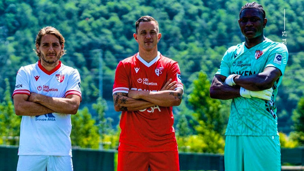 The kits of the Super League clubs 2024/25. Numa Lavanchy poses in the new away jersey (left), Reto Ziegler wears the home jersey (center) and Timothy Fayulu shows off the new goalkeeper jersey (right) of the Super League returnee.