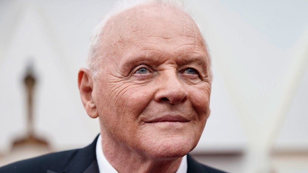 Inferno in Hollywood: Diese Promis verlieren ihre Häuser an die Flammen. Erst 2021 zog Anthony Hopkins in sein Haus bei den Pacific Palisades – nun hat er das Anwesen an das Feuer verloren. Es ist bereits das zweite Haus des Schauspielers, das in Flammen aufgeht: Im Jahr 2000 brannte sein Haus in London ab.