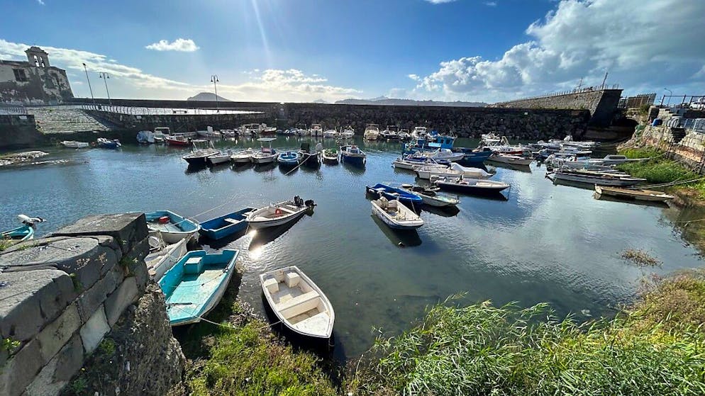 ARCHIV - Der Hafen der Kleinstadt Pozzuoli im Westen der italienischen Millionenmetropole Neapel. Foto: Christoph Sator/dpa