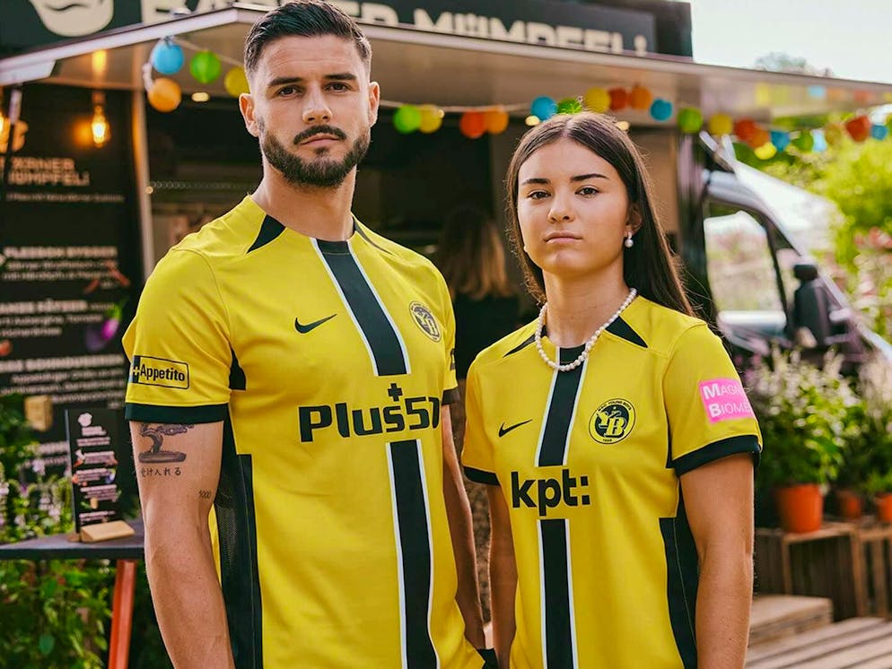 The kits of the Super League clubs 2024/25. Naomi Luyet (right) and Loris Benito present the new YB home kit ...