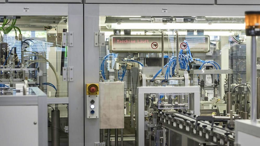 Im Kanton Solothurn blickt vor allem die Medizinaltechnik positiv in die Zukunft. Auf dem Bild ist eine vollautomatische Montageanlage für Injektionspens im Unternehmen Ypsomed in Solothurn zu sehen. (Archivbild)