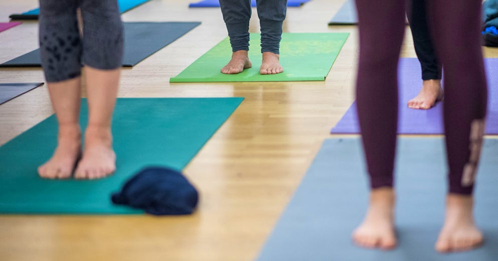 Zirkadianer Rhythmus: So tickt unsere innere Uhr. Kommst du erst am späten Abend zum Sport, bleib lieber entspannt: Setz auf ruhige Aktivitäten wie Yoga, Stretching oder einen Spaziergang. Ein Dauerlauf kurz vor dem Schlafengehen tut weder dir noch deinem Körper gut.