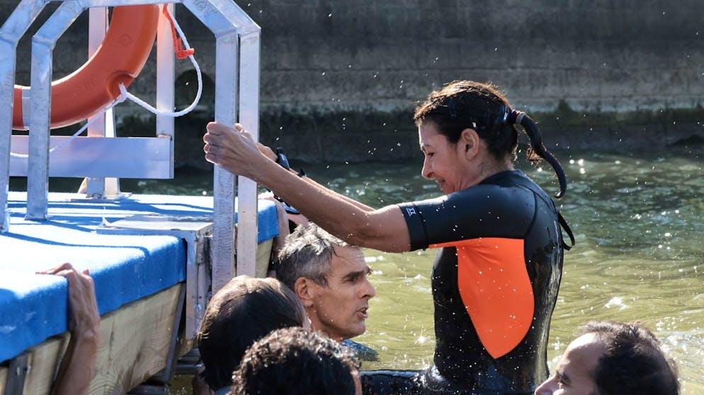 Parigi 2024. Allarme rientrato, la sindaca Hidalgo fa il bagno nella Senna: «L'acqua è molto buona»