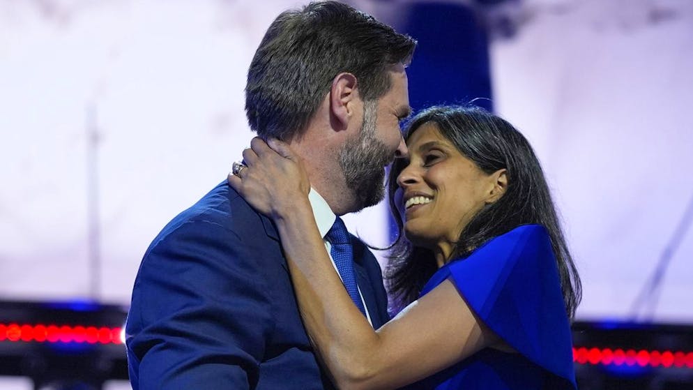Der republikanische Vizepräsidentschaftskandidat J.D. Vance mit seiner Frau, der Prozessanwältin Usha Chilukuri Vance, nach seiner Rede am Parteitag der Republikaner in Milwaukee. (17. Juli 2024)
