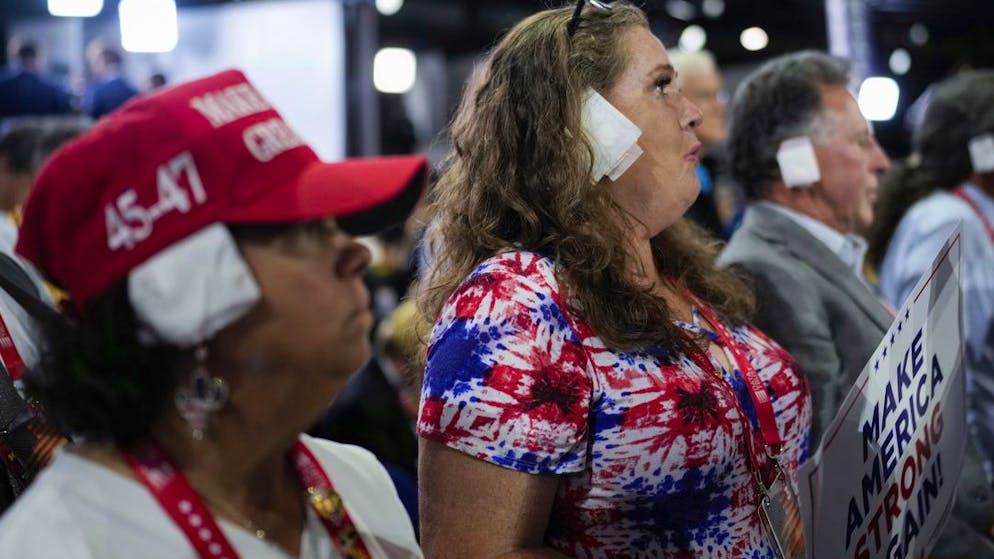 Sympathie-Verband: Delegierte am Parteitag der Republikaner in Milwaukee tun es Donald Trump gleich und haben sich eine Mullbinde ans rechte Ohr geklebt. (17. Juli 2024) 