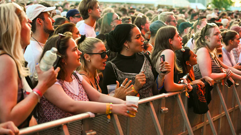 The festival visitors ring in the evening at the Jungle concert.