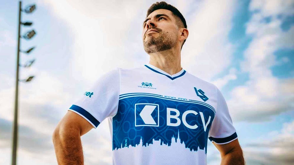 The kits of the Super League clubs 2024/25. The skyline adds an artistic touch to the home shirt.