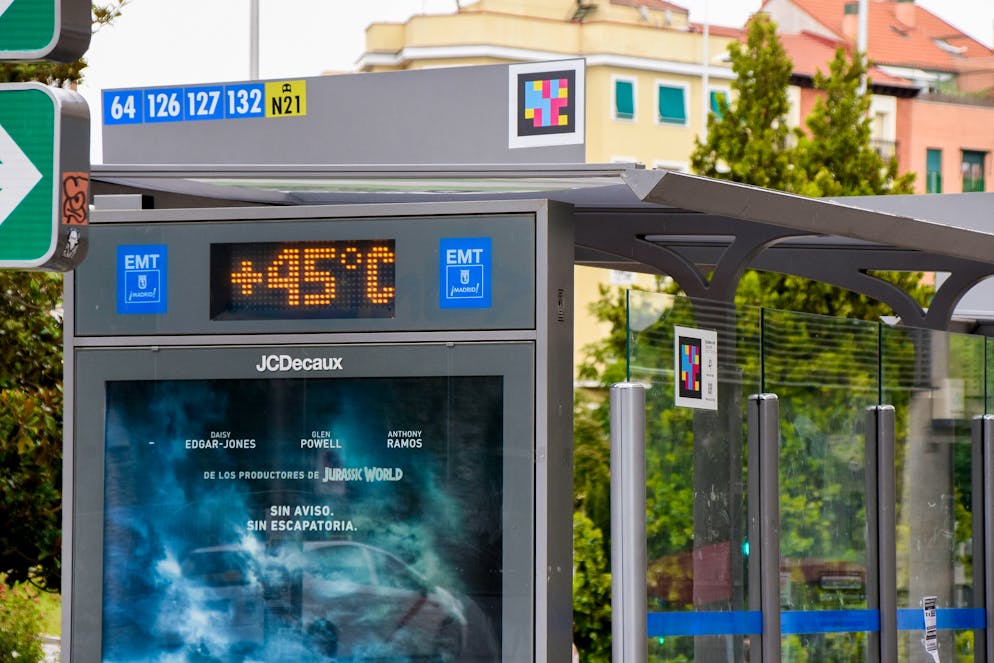 Drückende Hitze an einer Bushaltestelle in Madrid: An vielen Orten von Spanien bis Griechenland überschreiten die Temperaturen die 40-Grad-Marke.