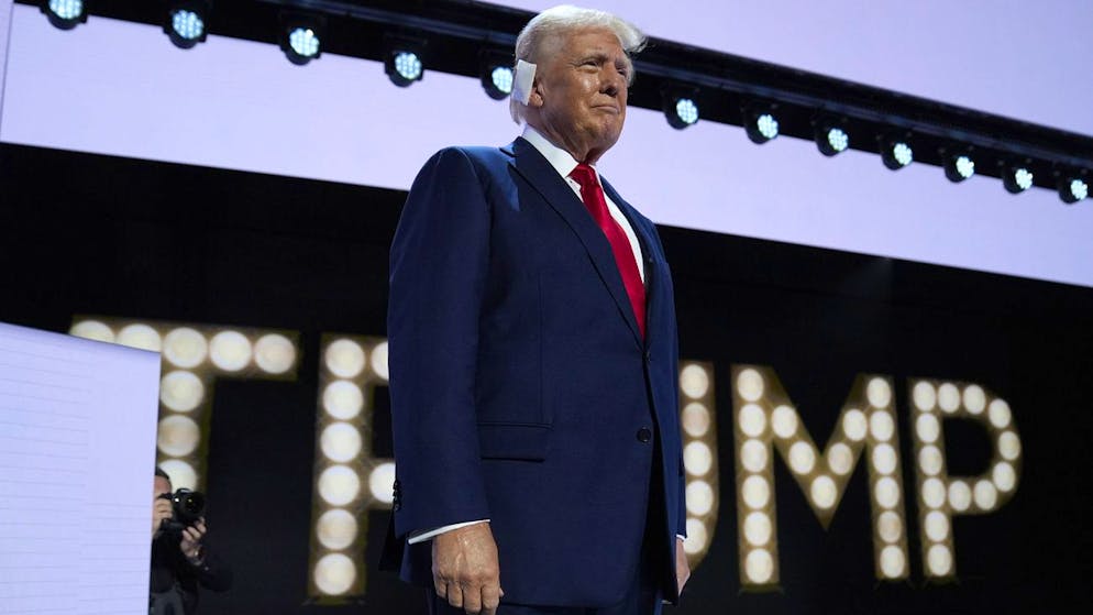 Letzter Abend des Parteitags der Republikaner: Zum ersten Mal seit dem Attentat wendet sich Donald Trump – mit verbundenem Ohr – mit einer Rede an seine Unterstützer. (18. Juli 2024)