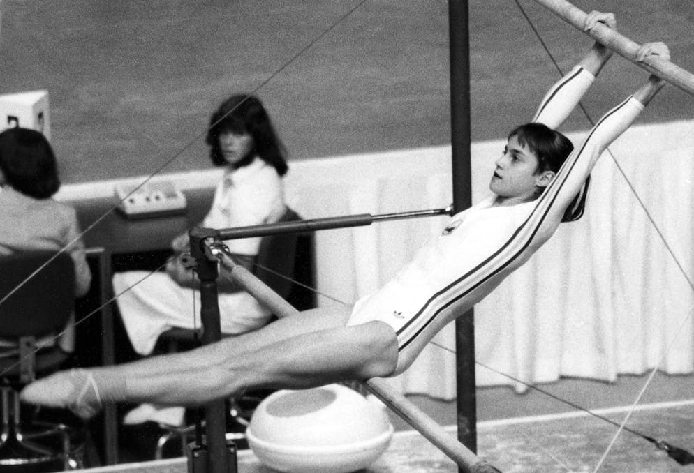 Nadia Comaneci zeigt am Stufenbarren 1976 eine Darbietung, die seinesgleichen sucht. Die Juroren belohnten sie mit der Maximalnote von 10.
