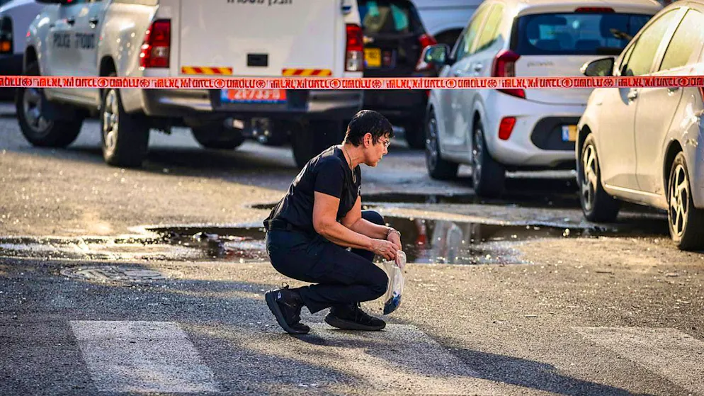 An Israeli policewoman searches the site of the explosion. A loud explosion near a branch of the US embassy in Tel Aviv. Photo: Ilia Yefimovich/dpa