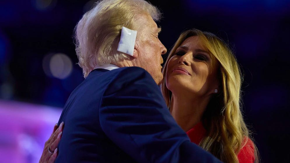 Appearance at the party convention. Trump wants to kiss Melania - then comes the embarrassment