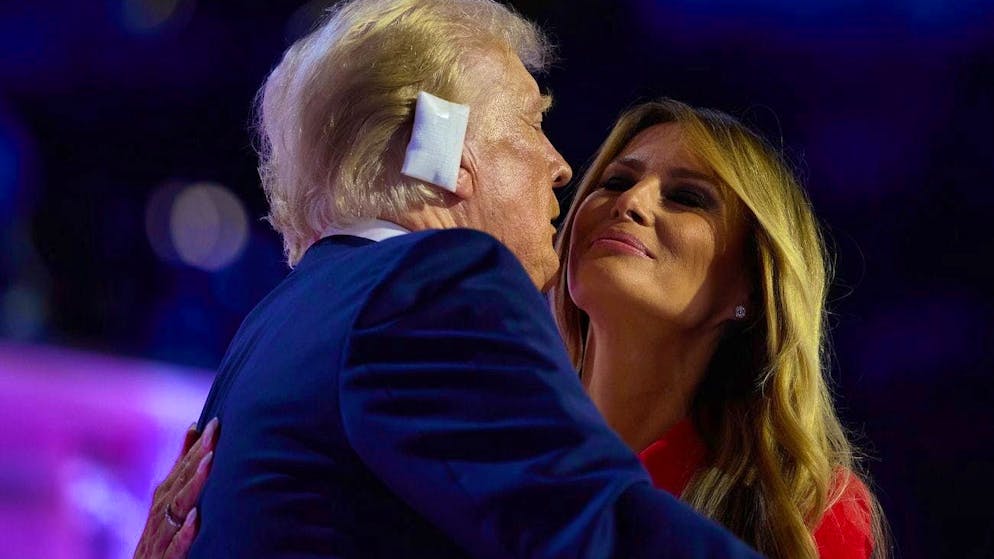 Sur scène. Séquence embarrassante : Melania Trump esquive le baiser de son mari !