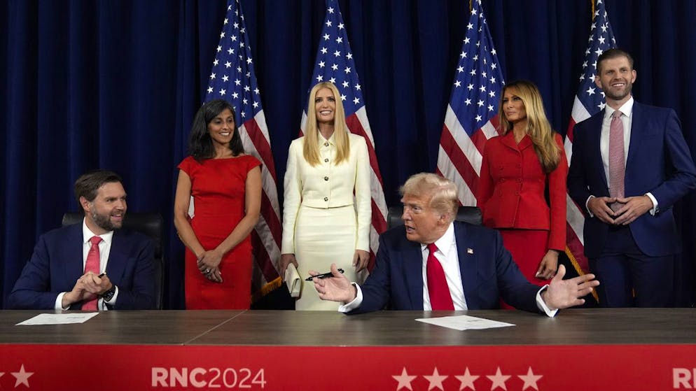 Usha Chilukuri Vance, Ivanka Trump, die frühere First Lady Melania Trump und Eric Trump schauen zu, wie J.D. Vance und Donald Trump beim Parteitag der Republikaner in Milwaukee Dokumente unterschreiben, um die Nominierung als Kandidaten der Republikaner formell anzunehmen. (18. Juli 2024) 