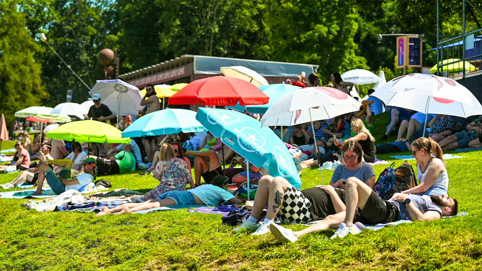 Ticker Friday. With parasols against the hot temperatures. 