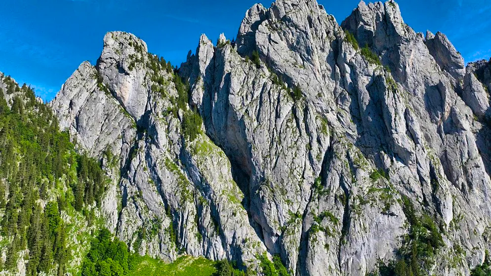 In the Gastlosen in the Saanenland, a climber fell down a rock face and suffered fatal injuries.