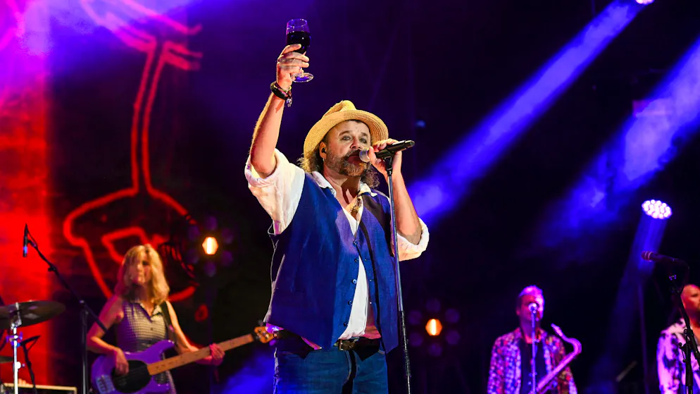 "When we perform in front of 20,000 people and we manage to put on a great gig, there's a bit of megalomania afterwards. That normalizes again after two or three hours - fortunately": Büne Huber.