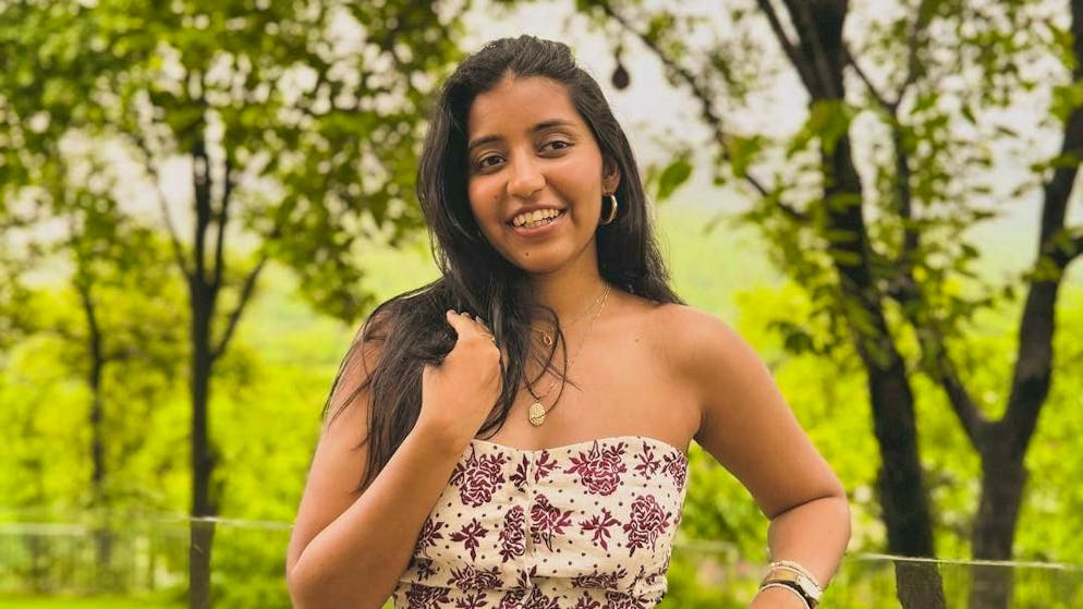 Aveva solo 27 anni. Influencer che parlava di viaggi scivola vicino a una cascata e muore