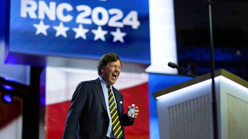 Tucker Carlson tritt für seine Rede beim Parteitag der Republikaner ans Podium. (18. Juli 2024) 