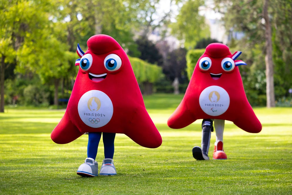 Schon Wochen vor den Spielen pilgern die Pariser Maskottchen durch die Pärke der Stadt.