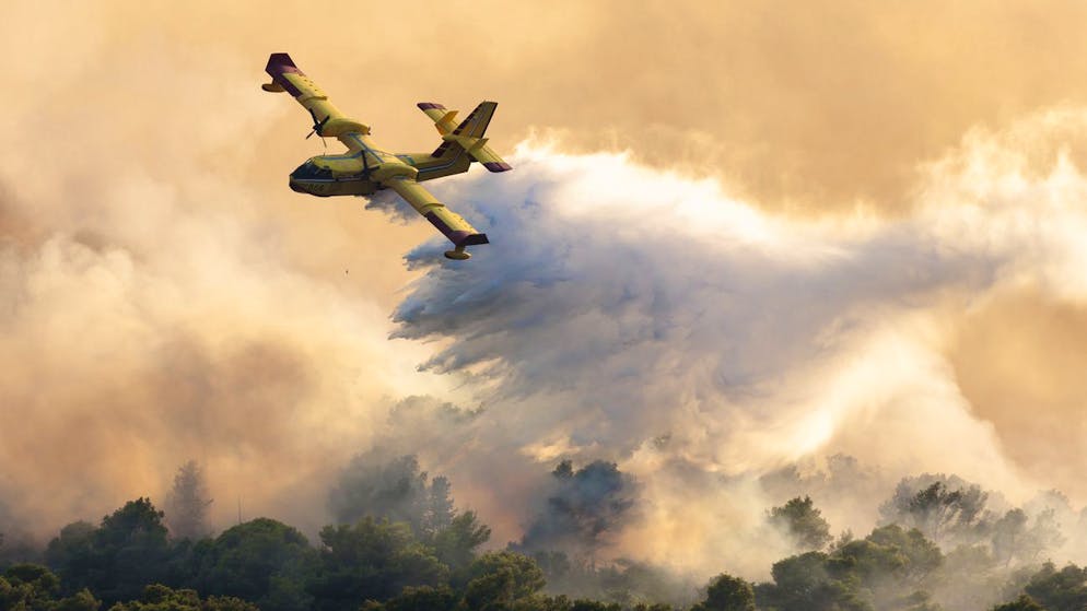 Ein Löschflugzeug bekämpft am 27. Juli 2023 einen Waldbrand auf der Insel Ciovo – gegenüber von Trogir, wo es jetzt brennt.