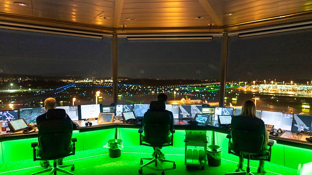 Wegen einer globalen IT-Störung senkte die Flugsicherung Skyguide die Kapazitäten im Transitverkehr und im Anflug auf Zürich vorübergehend um je 30 Prozent: Blick in den Tower in Zürich. (Archivbild)