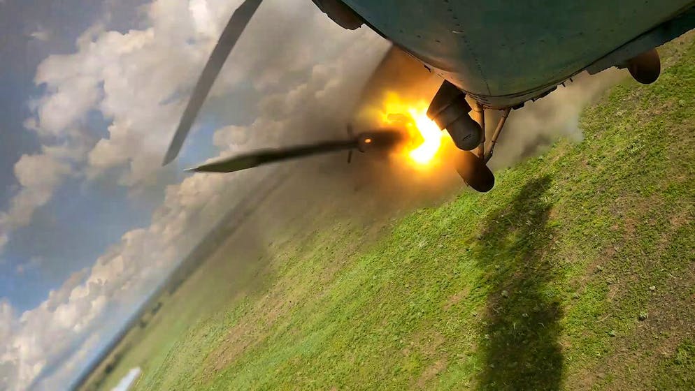 Ein vom russischen Verteidigungsministerium veröffentlichtes Videostandbild zeigt einen russischen Kampfhelikopter, der über der Ukraine Raketen abfeuert. (27. Juni 2024)