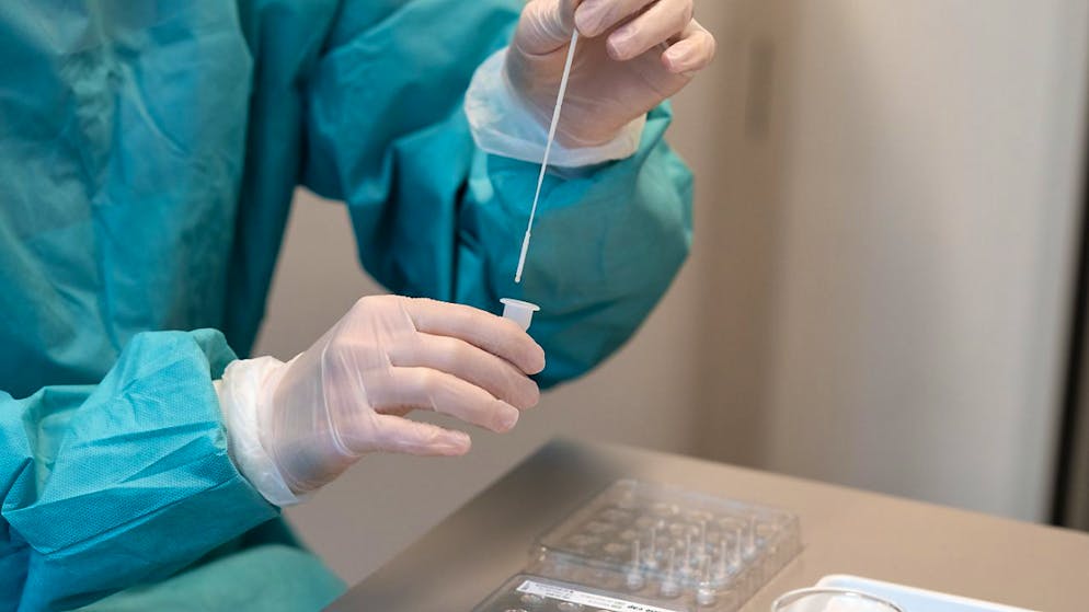 I contagi di Covid sono nuovamente saliti nelle ultime settimane, spinti dalle recenti varianti. (Foto simbolica)